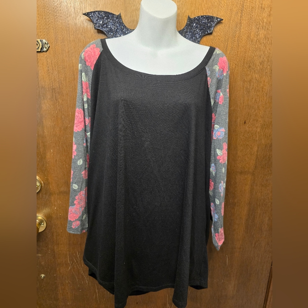 Torrid Raglan Rose 3/4-Sleeve Tee, size 3